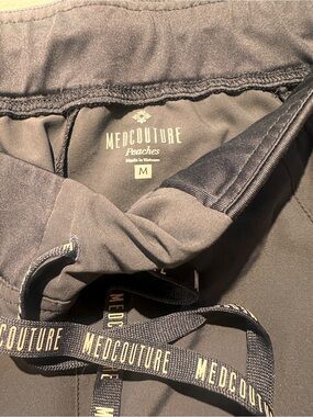 Men's Black Med Couture Scrubs with Elastic Cuffs
Great condition
Size M